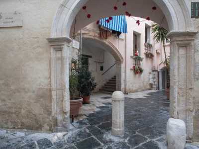L�arco si chiama cos� perch� fu chiuso dalla famiglia faentina Zeuli (che nel 1787 aveva acquistato il complesso dai Fanelli) per consentire l�accesso alla corte solo a chi avesse il loro permesso